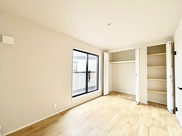 明るいバルコニーサイドに洋室を設置。目覚めの良い寝室に。