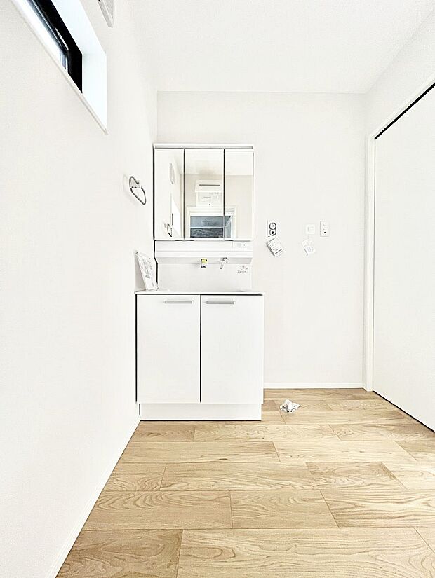 スタイリングに便利な三面鏡、ミラーキャビネットで細かい物スッキリ