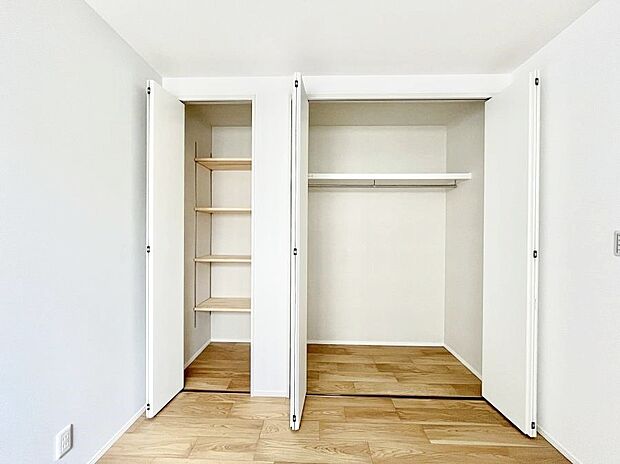 洋室のクローゼット。奥行きがあるので厚手の衣類もすっきり収まります。