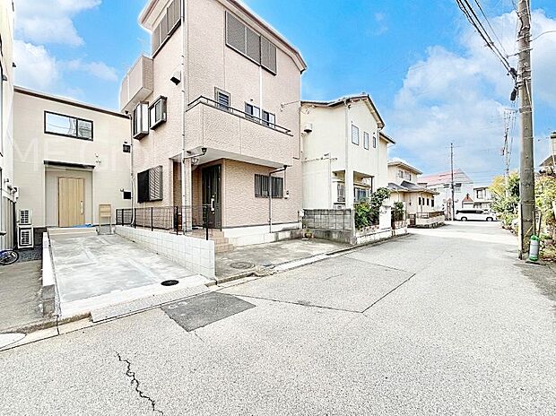 奥まった地形は、車道に面しておらず、静かでプライベート感を味わえる立地です。