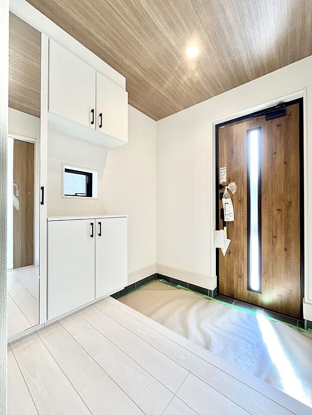 飾り棚を利用して、お越しいただくお客様をおもてなしできます。  