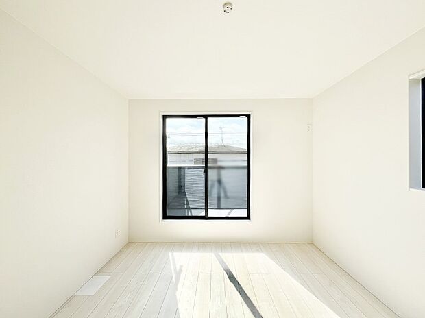 明るいバルコニーサイドに洋室を設置。目覚めの良い寝室に。     