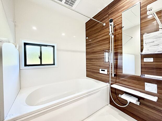 一日の疲れを癒してくれる明るい清潔感のあるバスルーム  