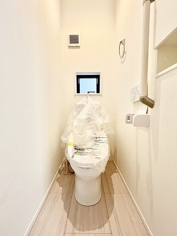 換気用小窓があり、明るく清潔な空間です。   