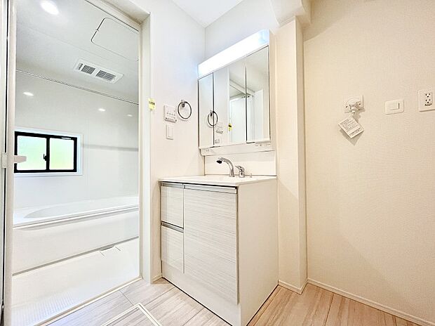 収納力と機能性に優れた洗面化粧台  