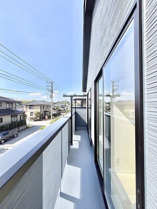 ゆったりバルコニーだから沢山お洗濯ものを干せます。  