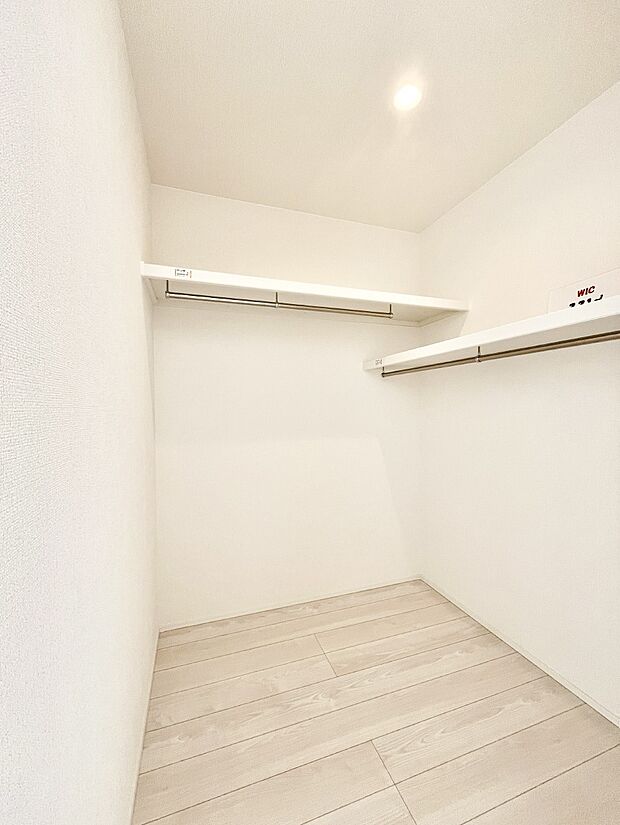 ウォークインクローゼットの活用で生活空間スッキリ  