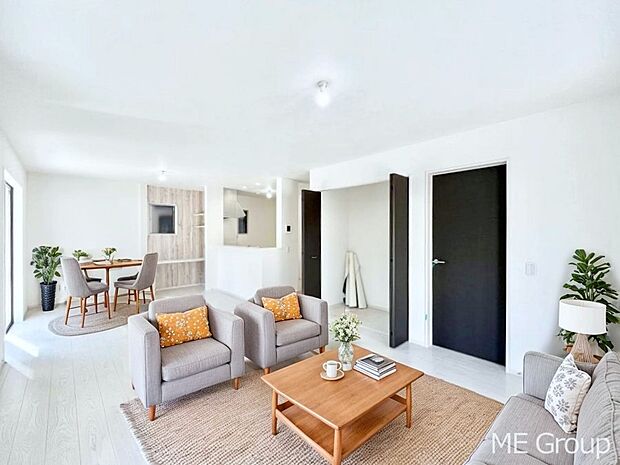 〜Living〜　家族の会話や笑顔が行き交うリビングです。子供が走ってる姿を見ながら、大きなソファやダイニングテーブルでゆったり食事をしたりくつろぎたい♪そんな夢が叶えられる空間です！※家具はCGです