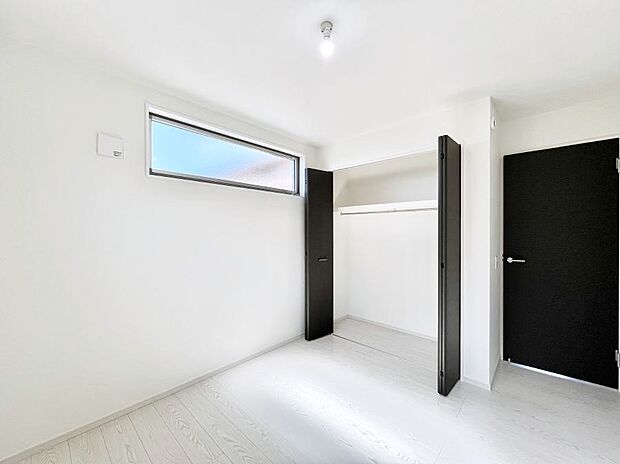 〜Bed Room〜  全居室には収納クローゼットを完備！普段使いのお洋服や小物はもちろん、季節物のお洋服などもしっかりと整理整頓おしまい頂けます。  居室空間を広く使用できますね。