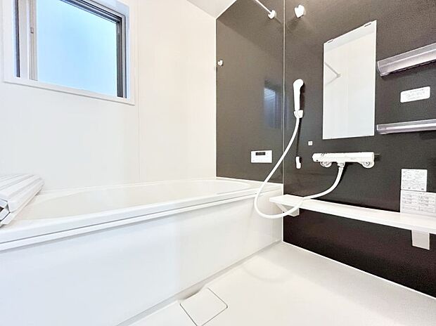 〜Bath Room〜　落ち着いた雰囲気の浴室で明日に向けてリフレッシュ。浴室乾燥機能も付いているので隣の洗濯機置き場で洗い上がった洗濯物を、雨の日も天気を気にせず乾燥させることも可能です。
