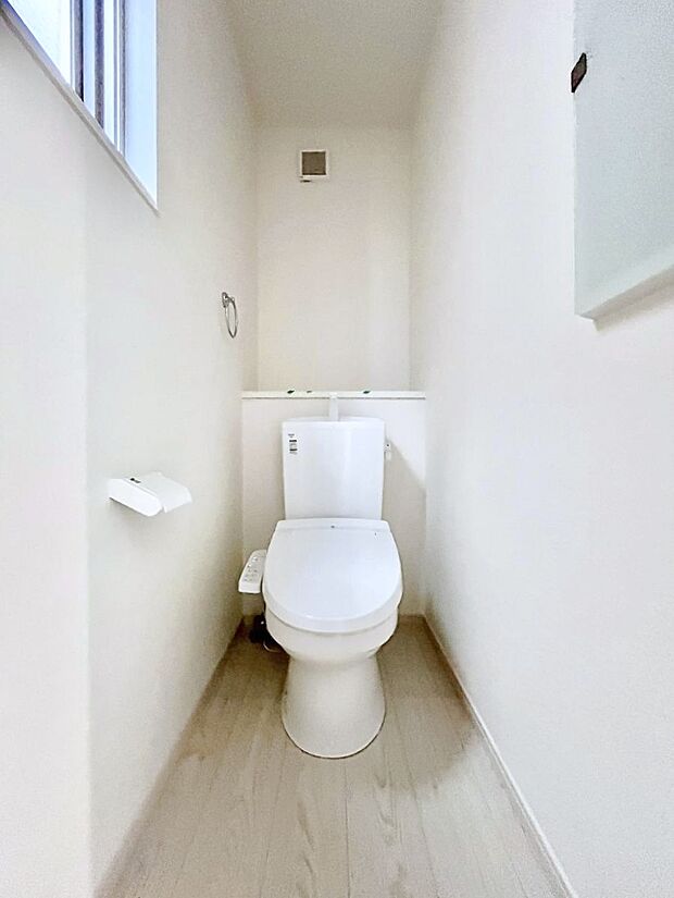 〜Toilet〜　綺麗・スッキリ・快適なウォシュレット付トイレでくつろげる空間です。トイレは毎日使わざるを得ないもの。いつも清潔を保ちたいですね。トイレが2ヶ所あるので朝の混雑時に便利です！