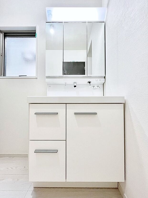 〜Dressing Room〜　十分な大きさの洗面台は収納もさる事ながら、身だしなみチェックや歯磨きなど、朝の慌ただしい時間でもホテルライクなスペースで余裕とゆとりを感じて頂けます。