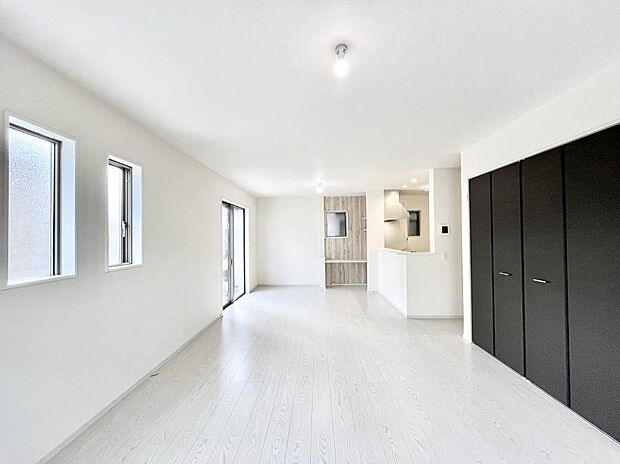 〜Living〜　家族の食事や団らんのほか、子どもを遊ばせたり、友人を招いたりするLDKは住まいの中心。長時間過ごす場所だから、その空間は住まい全体の居心地を左右します。