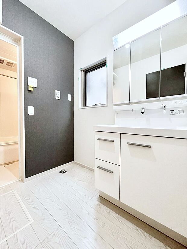 〜Dressing Room〜　暗くなりがちな洗面所も窓があると採光と換気が可能なので気持ちよくお使い頂けます。三面鏡タイプの洗面台は鏡裏収納で散らかりがちな洗面所もスッキリ♪