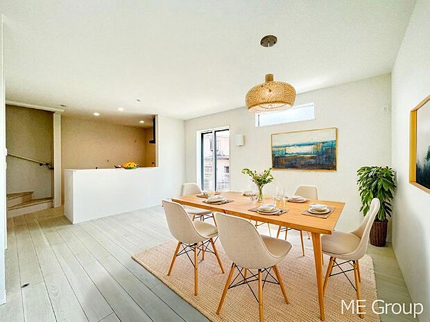 〜Living〜 家族の会話や笑顔が行き交うリビングです。子供が走ってる姿を見ながら、大きなソファやダイニングテーブルでゆったり食事をしたりくつろぎたい♪そんな夢が叶えられる空間です!※家具はCGです