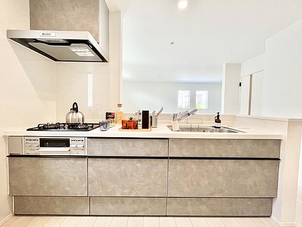 〜Kitchen〜 広くて使いやすいキッチンなら家族でいっしょに料理をつくったり、後片付けも手間なくできちゃいます♪収納もたっぷりあるので、いつもすっきりと清潔な印象を保てます。