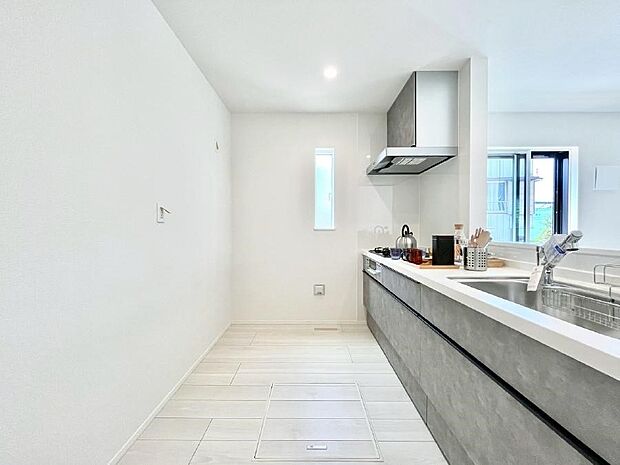 〜Kitchen〜　自然光が入る窓のあるキッチン☆毎日使う場所だからこそ、使い勝手を考慮しました。ゆったりとしたキッチンコーナーは質感豊かな仕上がりとなっております。