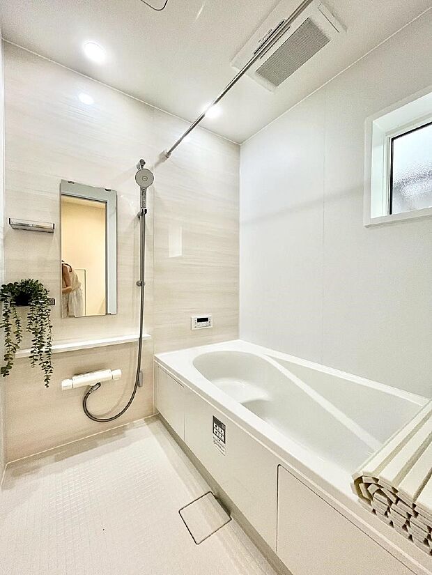 〜Bath Room〜 落ち着いた雰囲気の浴室で明日に向けてリフレッシュ。浴室乾燥機能も付いているので隣の洗濯機置き場で洗い上がった洗濯物を、雨の日も天気を気にせず乾燥させることも可能です。