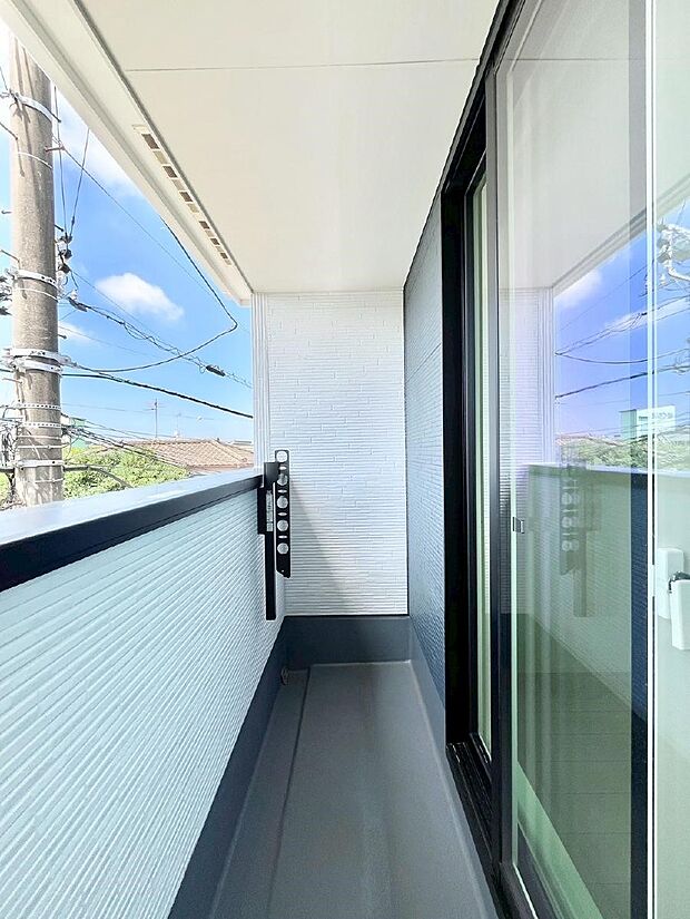 〜Balcony〜　南向きのバルコニーの前には雲以外に太陽を遮るものがありません。お洗濯物も乾きやすく、何より明るく気持ちのいい光が入ってきます。使いやすく開放的なバルコニーです♪