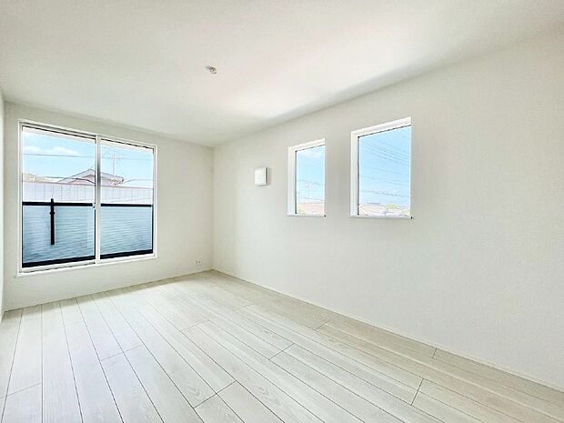 〜Bed Room〜　2面採光を確保した明るい室内は、風通しも良く、大変居心地の良い空間となっております。爽やかな風を感じて起きる朝は、快適生活の始まりに！日当たりや通風がとても良い住まい♪