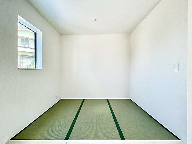 〜Japanese Room〜　LDK隣接のタタミコーナーは、アイロンがけなど奥様の家事スペースとして、また小さなお子様のいるご家庭ではお昼寝やおむつ替えの場としてご活用いただけます。