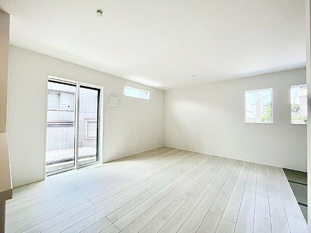 〜Living〜　ここにはみんなが集い、食事と楽しい会話が始まる。話に夢中になりすぎて、ついつい時を忘れ夜半過ぎになってしまう。そんな束の間の幸せを感じさせてくれる場所でありたい。