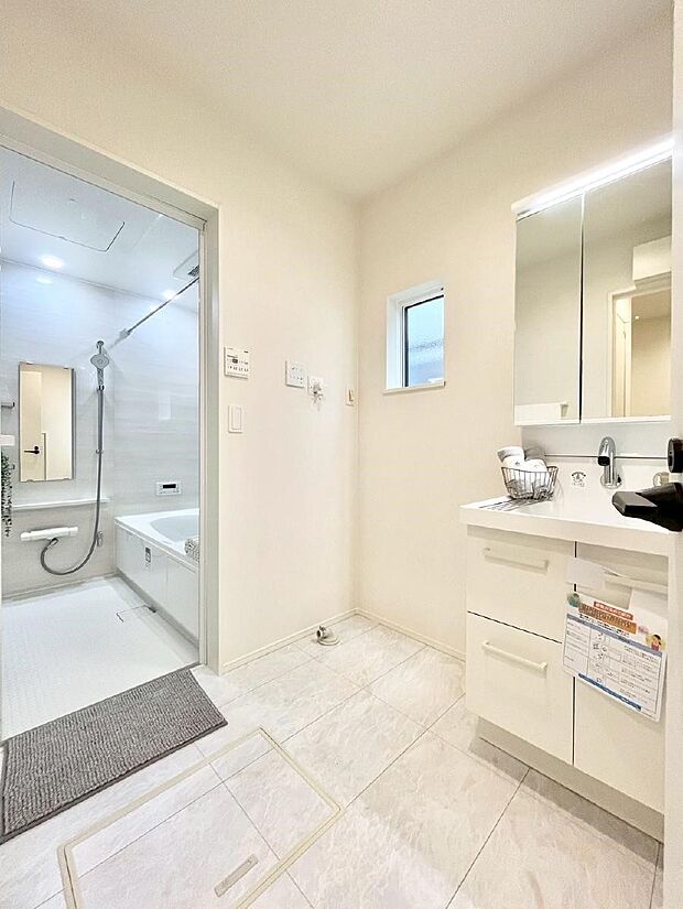 〜Dressing Room〜 暗くなりがちな洗面所も窓があると採光と換気が可能なので気持ちよくお使い頂けます。三面鏡タイプの洗面台は鏡裏収納で散らかりがちな洗面所もスッキリ♪