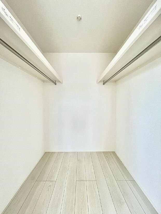 〜Walk-in Closet〜 必要なものやコーディネートを一覧して確認でき、身支度や準備が短時間で済むウォークインクローゼットを設置しました。家の中をすっきりとさせる便利な収納スペースです。