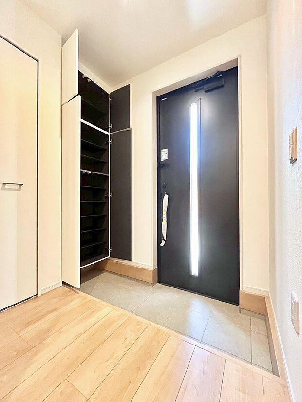 〜Entrance〜　家の中でお客様を迎える最初の場所である玄関は、家の印象そのものです！豊富な玄関収納で、常に綺麗に保つことが出来ます♪玄関にはたっぷり収納の下駄箱を完備！