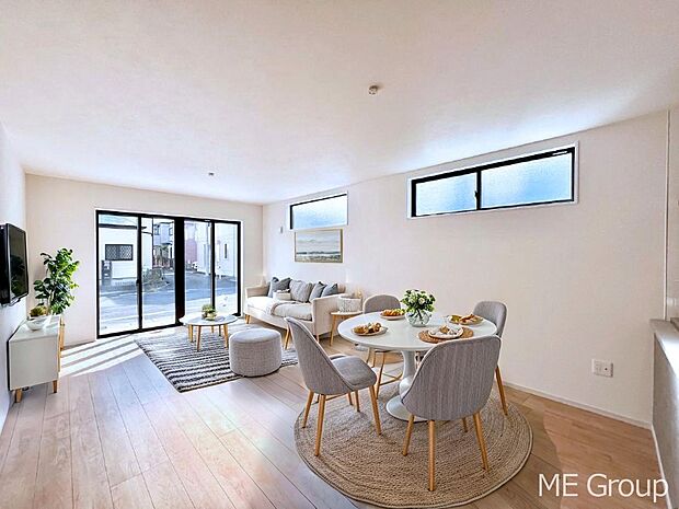 〜Living〜　飽きの来ないシンプルでおしゃれなLDK。大きな窓から日差しが差し込むので室内も明るく、家族の憩いの場としてピッタリです。開放感と日当たりの良さを是非ご覧ください！　※家具はCGです