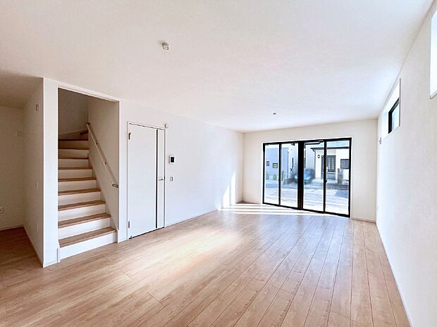 〜Living〜　リビングに階段のある間取りです♪家族のコミュニケーションがスムーズに取れますね♪ゆとりある暮らしと心地よい住環境が紡ぐ贅沢な時間をご家族みんなでお過ごし下さい。