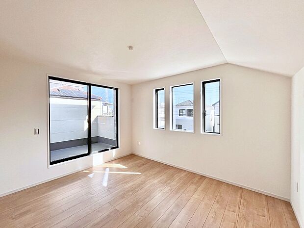 〜Bed Room〜　バルコニーからの明るい日差しが差し込みます。日照に恵まれたお部屋。柔らかい自然光で朝目覚める暮らしが送れるだろう。また、機能的な収納を配置して、片付いた空間も実現出来そう。