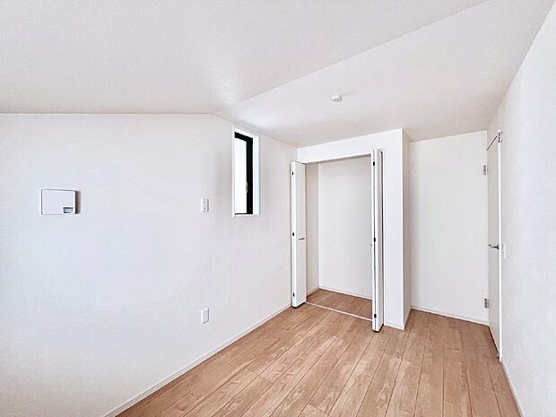 〜Bed Room〜　子供部屋はお子様にとって大変重な役割があります。子供一人で過ごす空間を与えることで、宿題や勉強時間も自然と増えまた自ら部屋の片付けや掃除なども促すことに繋がります。