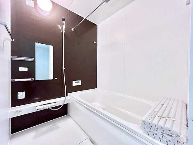 〜Bath Room〜　落ち着いた雰囲気の浴室で明日に向けてリフレッシュ。浴室乾燥機能も付いているので隣の洗濯機置き場で洗い上がった洗濯物を、雨の日も天気を気にせず乾燥させることも可能です。