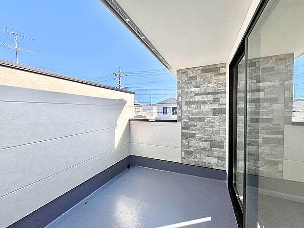 〜Balcony〜　大きな空に囲まれた気持ちのいい家。バルコニーを覗くだけで圧倒的な開放感に包まれます。バルコニーは陽がさしこみお布団や洗濯物を気持ちよく干すことができます。