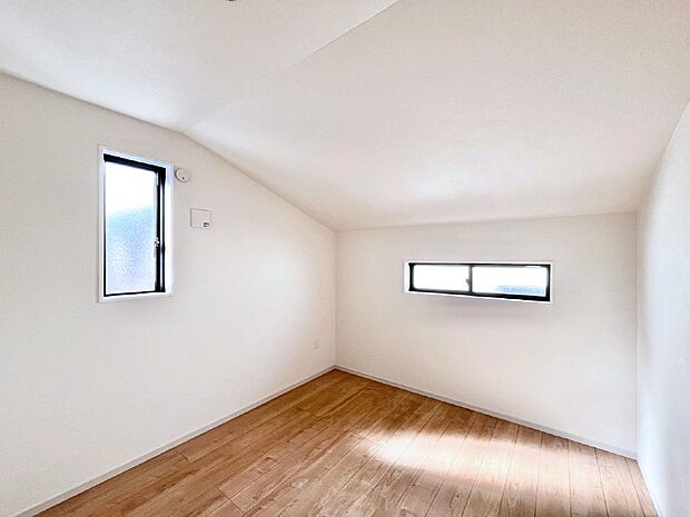 〜Bed Room〜　2面採光を確保した明るい室内は、風通しも良く、大変居心地の良い空間となっております。爽やかな風を感じて起きる朝は、快適生活の始まりに！日当たりや通風がとても良い住まい♪