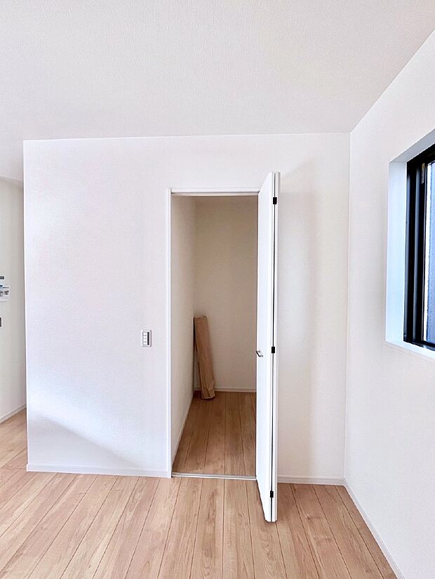 〜Walk-in Closet〜　必要なものやコーディネートを一覧して確認でき、身支度や準備が短時間で済むウォークインクローゼットを設置しました。家の中をすっきりとさせる便利な収納スペースです。