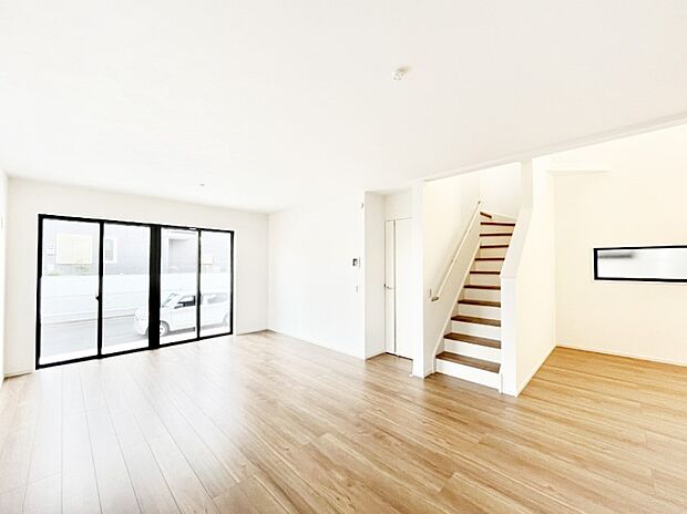 明るい陽光が注ぎ、寛ぎの雰囲気に満たされるリビングダイニング 