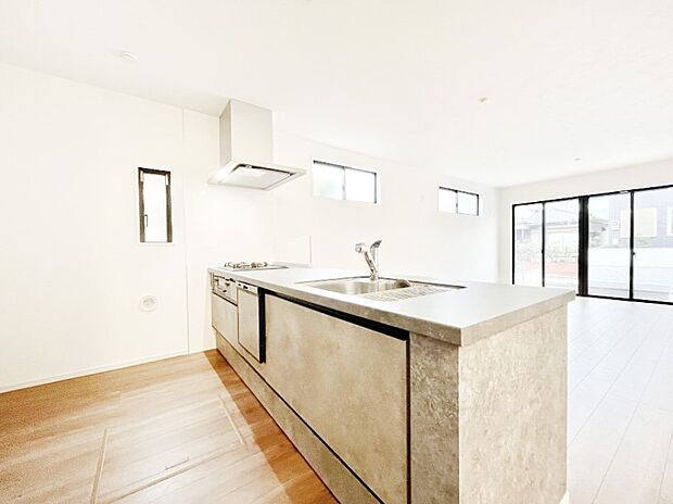 ご家族の会話弾む対面キッチン。お料理中のパパママもご家族と過ごす時間が増えそう！