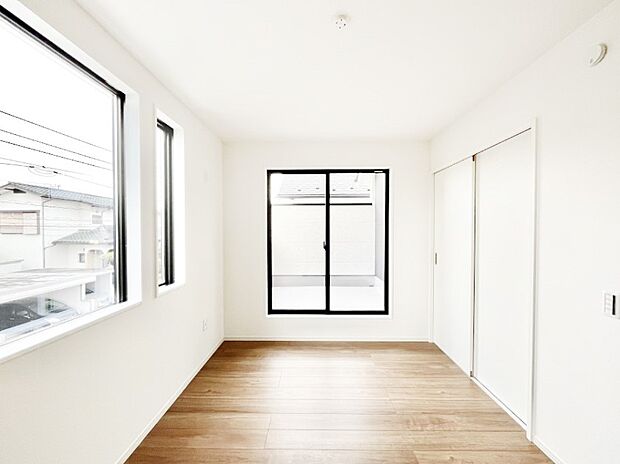 バルコニーが明るさと開放感を演出！朝スッキリと目覚められそうですね。