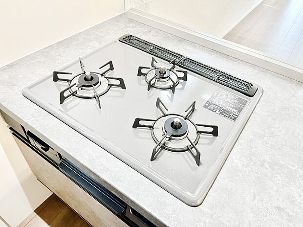 ガスコンロはＳｉセンサー搭載。火力調節や焦げ付き・消し忘れも防いでくれます。