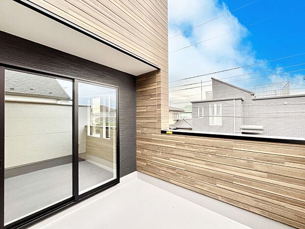 奥行たっぷりのバルコニー。毎日のお洗濯やお布団干しに大活躍しそうですね！