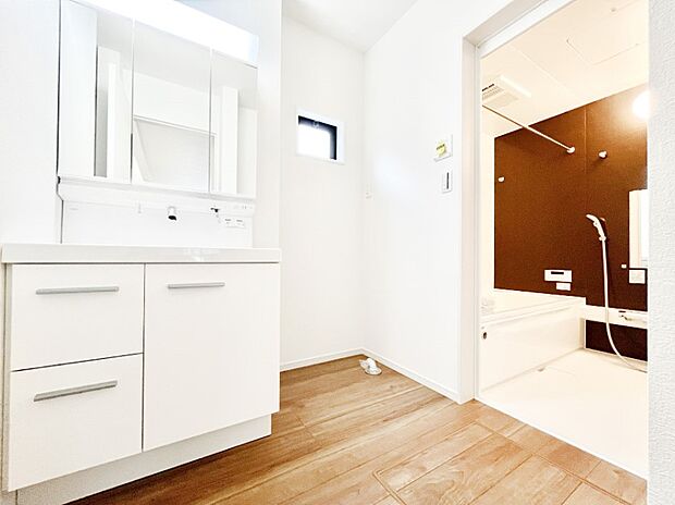 柔らかな朝の光を感じられる窓がついた洗面室