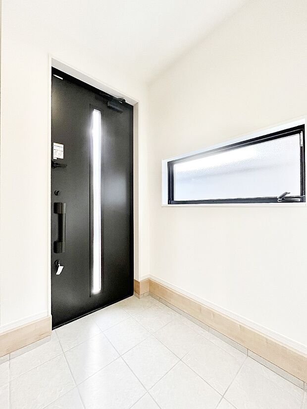 ◆1号棟◆〜Entrance〜　玄関は家の顔といわれますが我が家のセンスをさりげなく感じさせる魅力ある玄関造りも楽しみの一つ。帰宅する度に家族がほっとできる心地よい空間造りも大切ですね♪