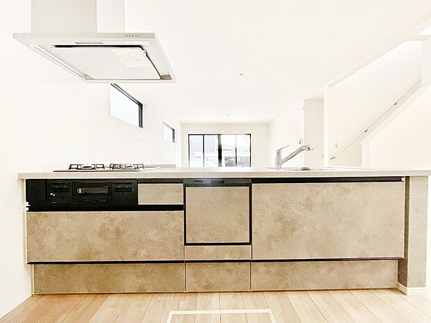 ◆1号棟◆〜Kitchen〜　会話が弾むリビング、料理が愉しくなるキッチン。家は、ただ生活する場ではなく、暮らしを愉しく、快適にする場所。笑顔の毎日、安らぎの日々のために、最新の設備・仕様を採用。