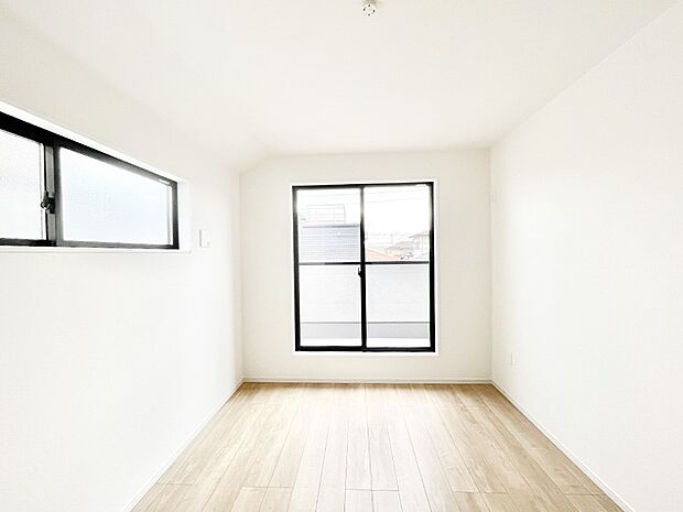 ◆1号棟◆〜Bed Room〜　2面採光を確保した明るい室内は、風通しも良く、大変居心地の良い空間となっております。爽やかな風を感じて起きる朝は、快適生活の始まりに！日当たりや通風がとても良い住まい♪