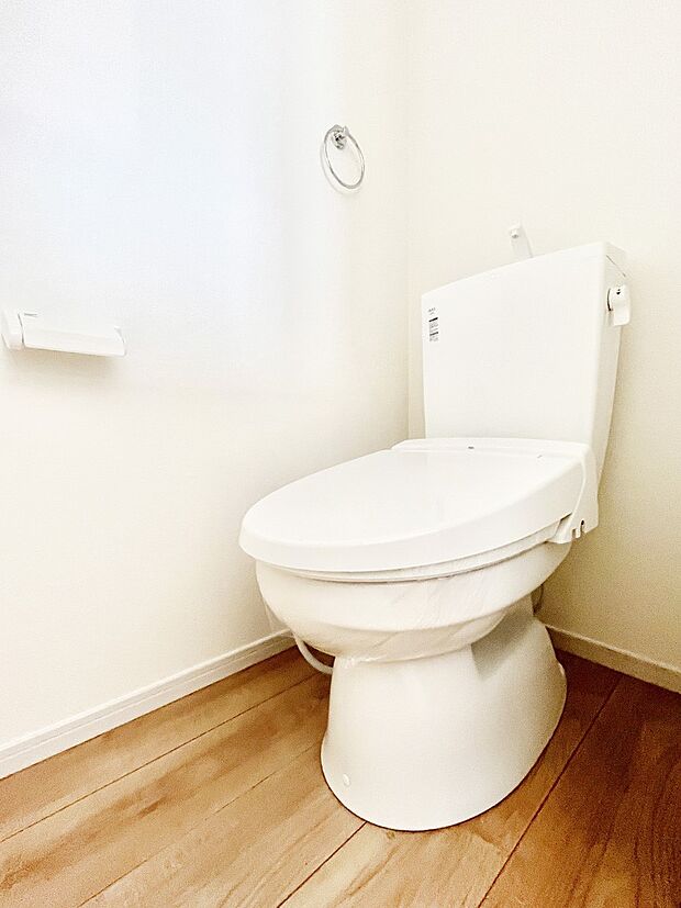◆1号棟◆〜Toilet〜　清潔感のある水回り♪トイレはウォシュレット付きです◎トイレは毎日使わざるを得ないもの。いつも清潔を保ちたいですね。トイレが2ヶ所あるので朝の混雑時に便利です！