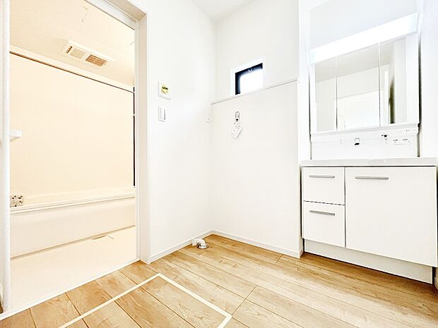 ◆1号棟◆〜Dressing Room〜　暗くなりがちな洗面所も窓があると採光と換気が可能なので気持ちよくお使い頂けます。三面鏡タイプの洗面台は鏡裏収納で散らかりがちな洗面所もスッキリ♪