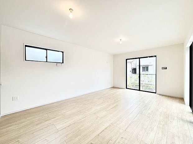 〜Living〜 豊かな陽光がこの場所を照らしだす。 光溢れるこの空間はみんなの笑顔が集う場所、時を忘れ、つきることのないたわいもない会話を楽しむ時間、たくさんの思いが綴られる場所。