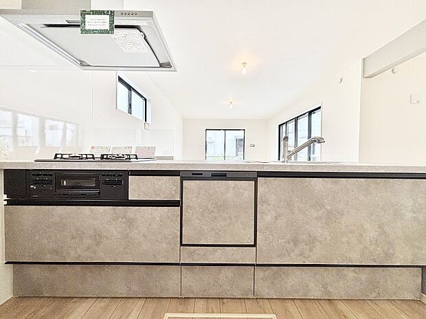 〜Kitchen〜 手元の収納から、足元の収納までが全てスライド式で、奥のスペースまで有効に活用できます。奥まで上から見渡せるので、たまにしか使わない調理器具もサッと取出せます。